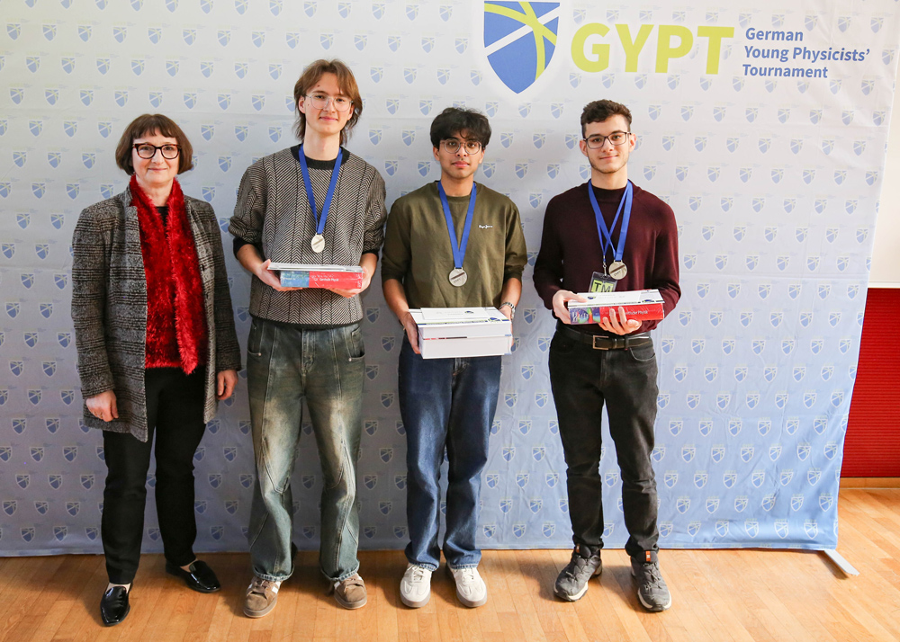 Our silver medallists Ayush Yadav, Mihailo Macesic and Nikita Petrov with the President-elect of the DPG, Heike Riel. 
